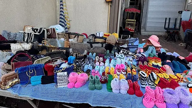 Cam kemik hastası oğluna akülü araç alabilmek için örgü örüyor