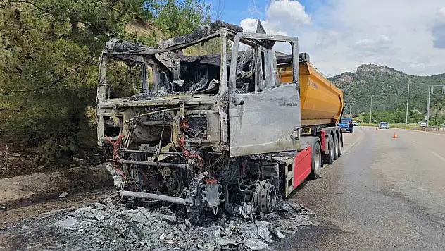 Cam madeni yüklü tır seyir halindeyken alev topuna döndü