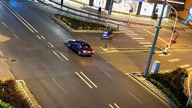 Çarptığı aracın camından içeri girmişti, o anlar kamerada