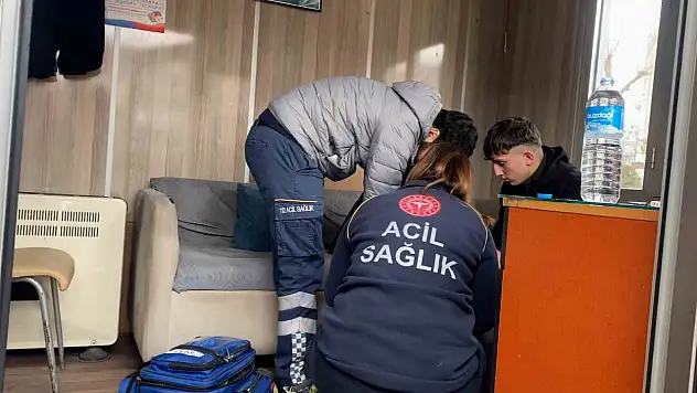 Çarptıkları yaşlı kadını taksi durağına bırakıp kaçtılar