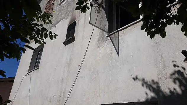 Çaycuma'da ev yandı engelli genç dumandan etkilendi