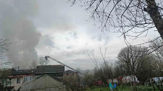 Çaycuma'da ev yangını korku ve paniğe yol açtı, patlama anı amatör kameraya yansıdı