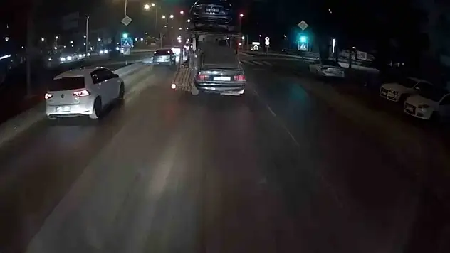 Çekici otomobili yola düşürdü