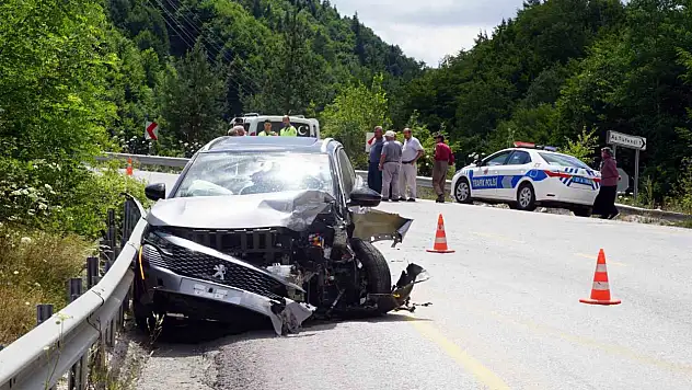 Cenaze merasimine katılmaya giden ailenin bulunduğu araç ile cip çarpıştı: 9 yaralı