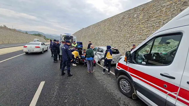 Cenazeye giden aile kaza yaptı: 3 yaralı