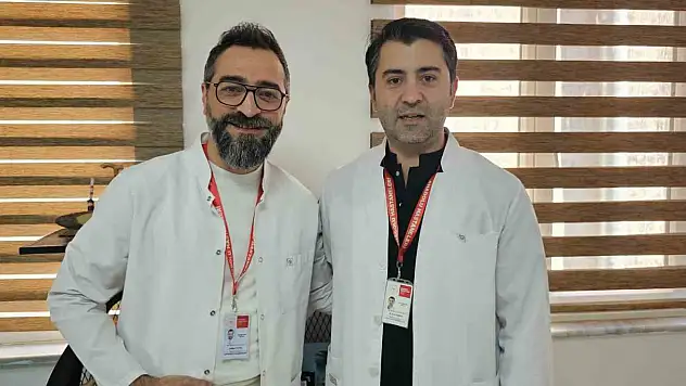 Ceviz ağacından düşüp iki bileğini kırdı: İki doktorun eş zamanlı ameliyatıyla sağlığına kavuştu