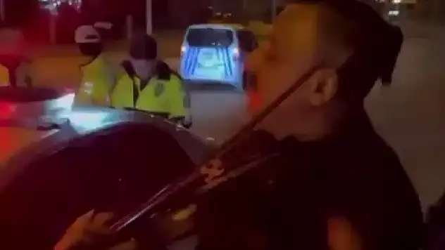 Cezaya fasıl molası: Darbuka ve kemanla oyun havası