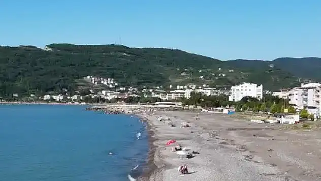 Cide'de selin ardından vatandaşlar sahillerde denize girmeye başladı