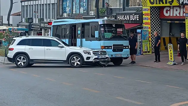 Cip ile yolcu minibüsünün çarpıştığı anlar kamerada
