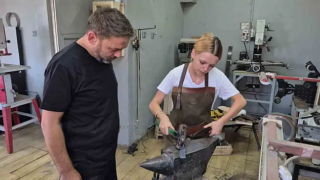 Çırak bulamayan UNESCO'lu usta sanatını kızına öğretiyor