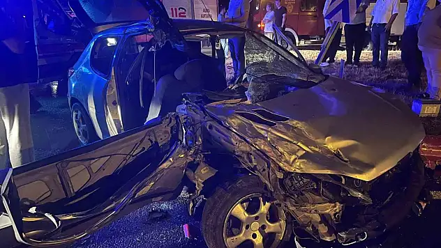 Civciv taşıyan tıra otomobil çarptı 6 yaralı