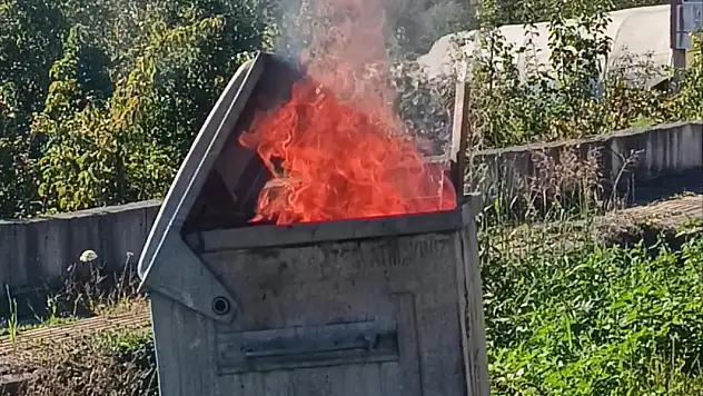 Çöp konteynerinde çıkan yangını mahalleli söndürdü
