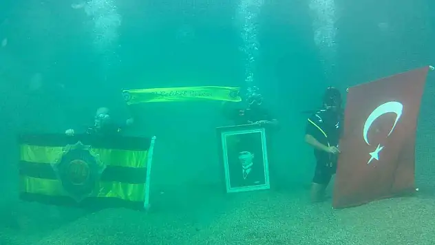 Cumhuriyet'in 100'üncü yılında deniz altında bayrak açtılar