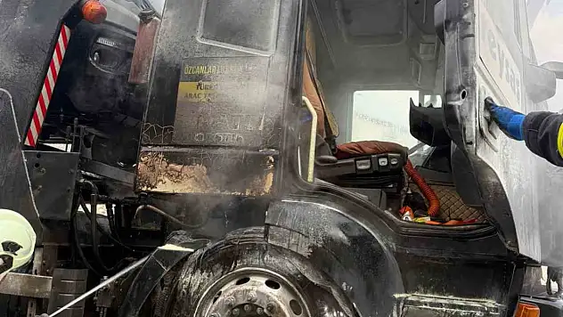 D100 çekicide çıkan yangını itfaiye söndürdü