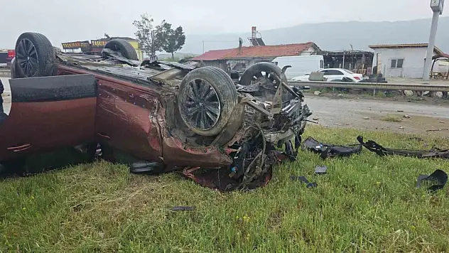 D100'da refüje çarpan cip takla attı:  4 yaralı