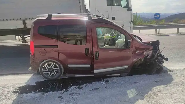 D100'de hafif ticari araç bariyerlere çarptı: 1 yaralı