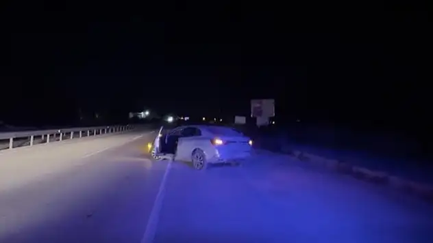 D100'de otomobil bariyerlere çarptı: 3 yaralı