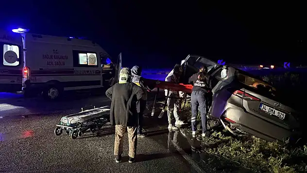 D100'de otomobil refüje çarptı: 2 yaralı