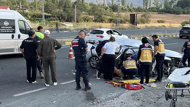 D100'de otomobil su kanalına çarptı: 2 ölü, 4 yaralı