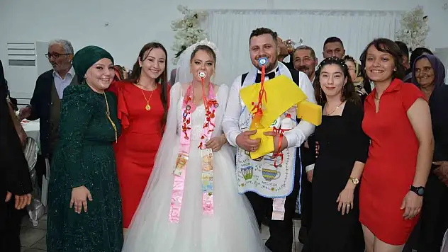 Damada takı yerine ayva taktılar