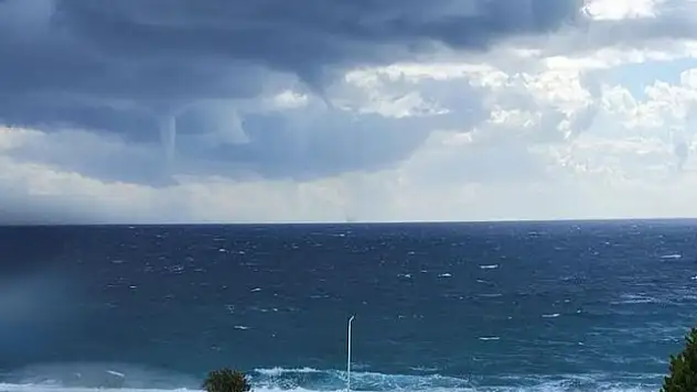 Deniz üstünde dev hortumlar oluştu