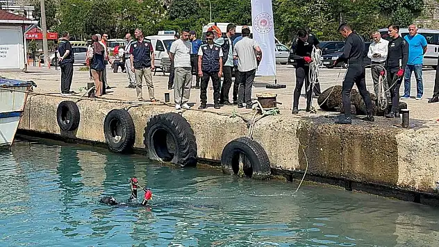 Denize atılan çöpler temizlendi