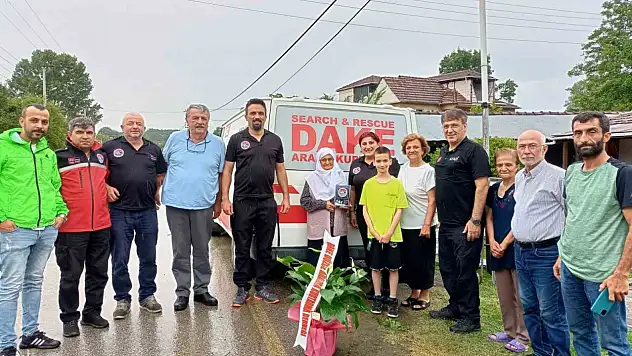 Depremi yaşayan Hidayet teyzeden örnek bağış