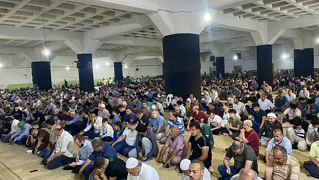 Depremin merkezinde buruk Kurban Bayramı