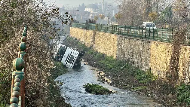 Dere yatağına devrilen beton mikserinin sürücüsü yaralandı