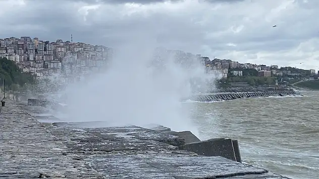 Dev dalgalar mendirekler aştı