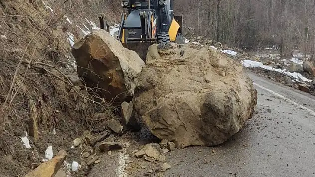 Dev kayalar yola düştü