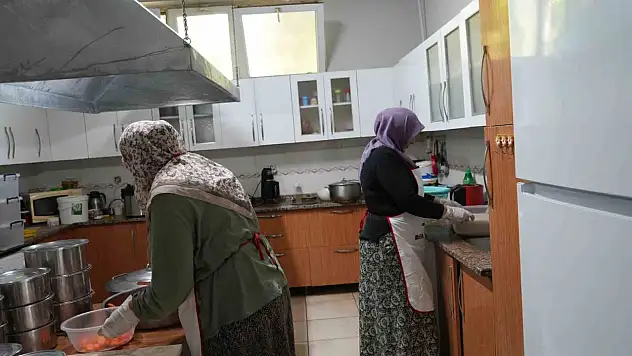 Devlet destekledi, anne ve kızı azimle başardı: 11 yıldır köydeki restoranda damakları şenlendiriyorlar