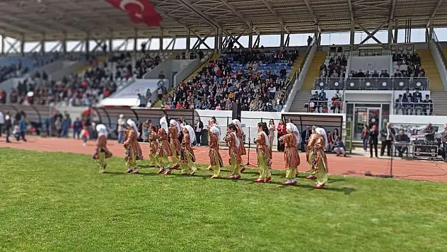 Devrek'te 23 Nisan Çocuk Bayramında minik Ayla folklor grubuna eşlik etti