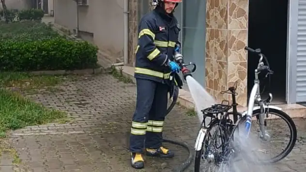 Devrek'te garaja park edilen elektrikli bisiklet yandı