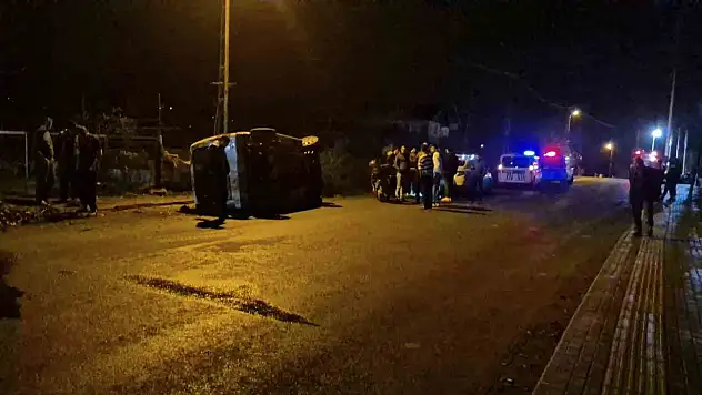 Devrilen araçta bulunan 5 genç yara almadan kurtuldu