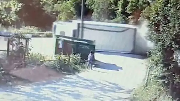 Devrilen kamyonun altında kalmaktan saniyelerle kurtuldu: O anlar kamerada