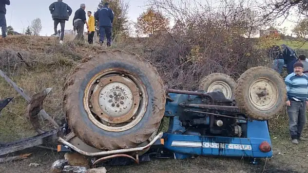 Devrilen traktörün altında kalan sürücü yaralandı