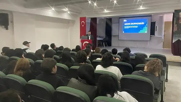 Dijital medya okuryazarlığı eğitimi verildi