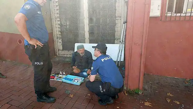 Dilencinin kesik bacağını görünce çığlık atan kadın, polisi harekete geçirdi