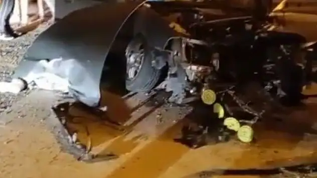 Önce eve sonra direğe çarptı