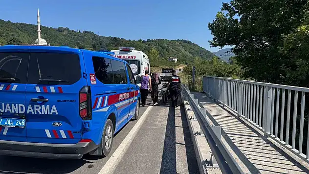 Direksiyon hâkimiyetini kaybeden motosiklet sürücüsü bariyere çarptı: 1 yaralı