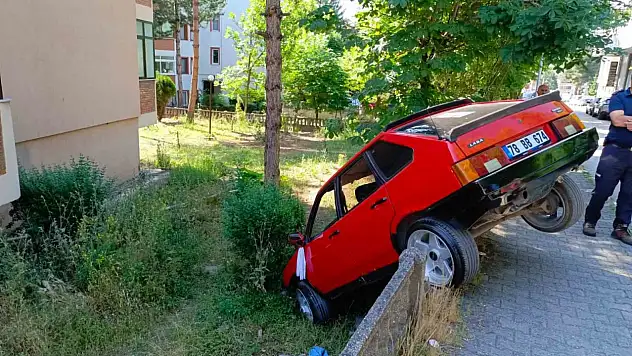 Direksiyonu kilitlenen otomobil apartman bahçesine düştü