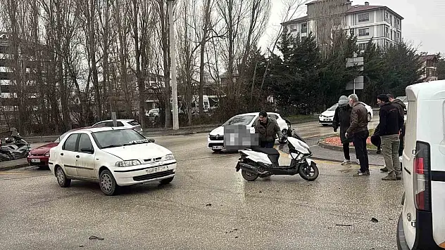 Dönel kavşakta motosiklet ile otomobil çarpıştı