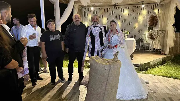 Düğünde altın yerine bir çuval fındık taktılar