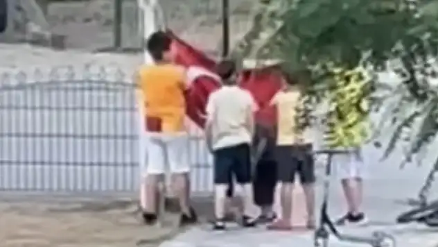 Düşen Türk bayrağına çocuklar sahip çıktı