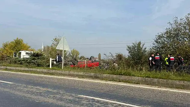 Düz yolda direksiyon hakimiyetini kaybetti takla attı: 1 yaralı