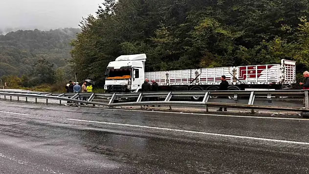 D-655 karayolunda makaslayan tır yolu trafiğe kapattı