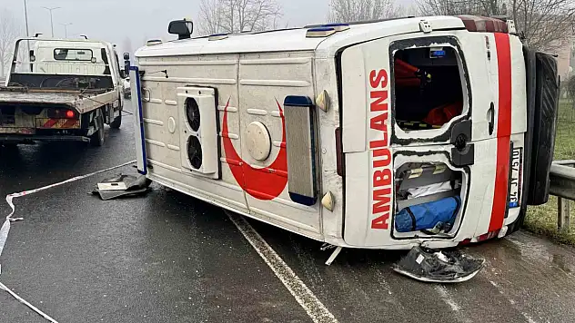 Düzce'de ambulans devrildi: 2 yaralı