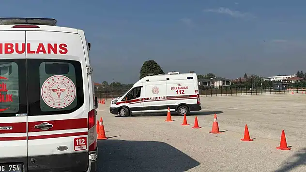Düzce'de ambulans sürücüleri zorlu parkurlarda eğitim alıyor