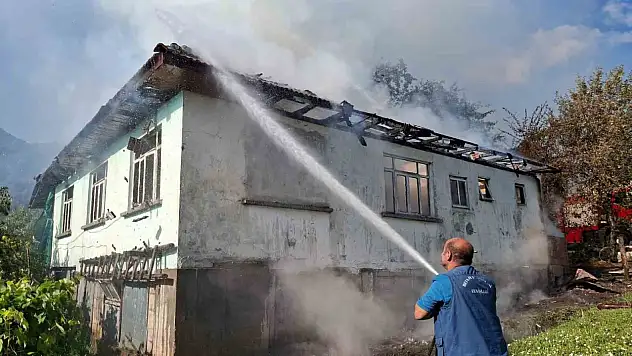 Çıkan yangında tek katlı ev kullanılamaz hale geldi